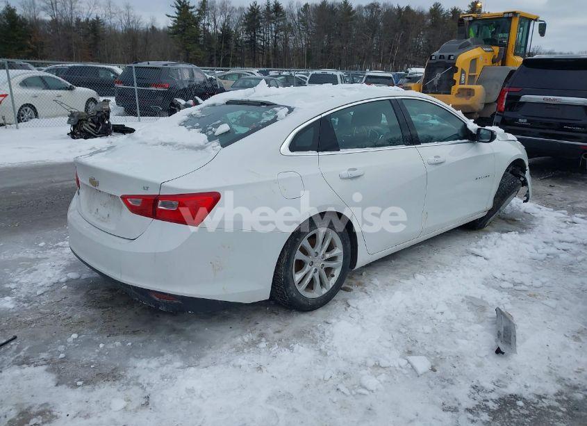 Photo 4 of 2018 Chevrolet Malibu LT (VIN 1G1ZD5ST5JF267531)