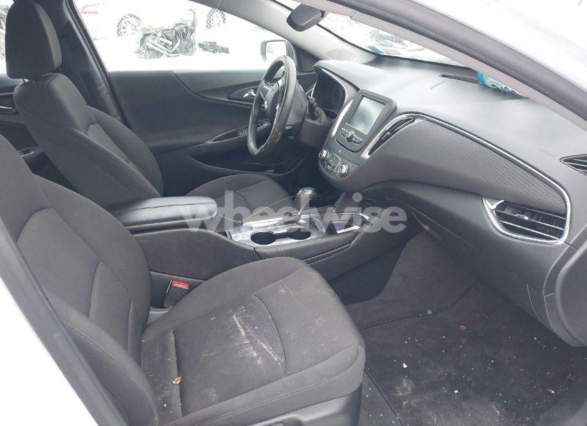 Photo 5 of 2018 Chevrolet Malibu LT (VIN 1G1ZD5ST5JF267531)