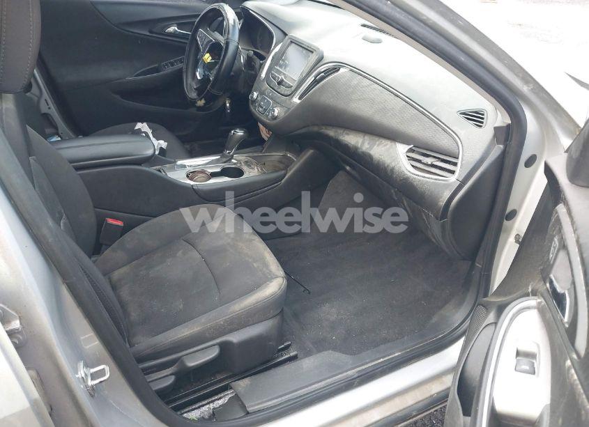 Photo 5 of 2018 Chevrolet Malibu LT (VIN 1G1ZD5ST5JF278853)