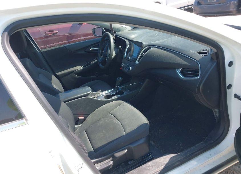 Photo 5 of 2019 Chevrolet Malibu LT (VIN 1G1ZD5ST5KF109823)