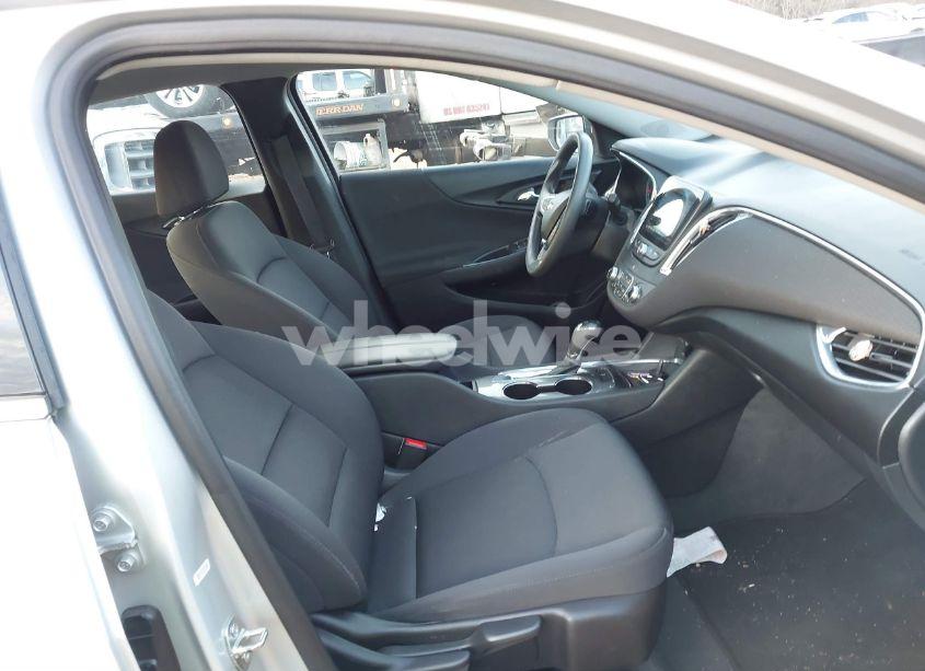 Photo 5 of 2019 Chevrolet Malibu LT (VIN 1G1ZD5ST5KF135564)