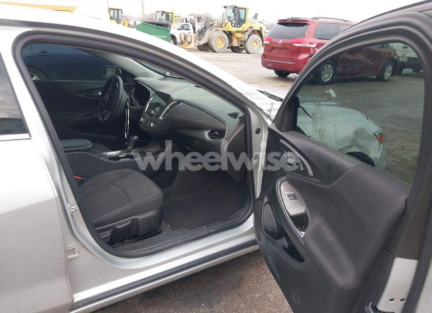 Photo 5 of 2019 Chevrolet Malibu LT (VIN 1G1ZD5ST5KF172288)