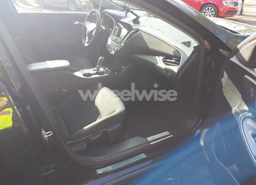 Photo 5 of 2020 Chevrolet Malibu FWD LT (VIN 1G1ZD5ST5LF055165)