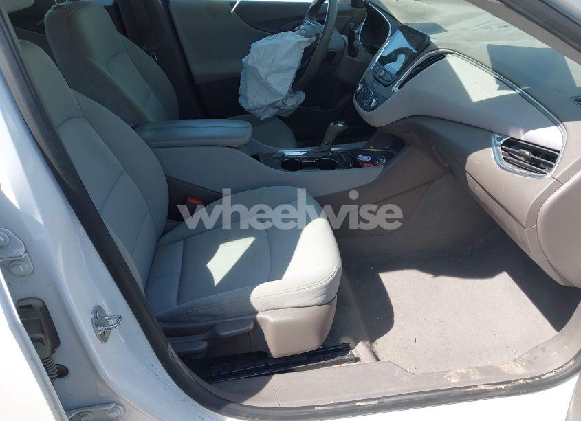 Photo 5 of 2020 Chevrolet Malibu FWD LT (VIN 1G1ZD5ST5LF063881)