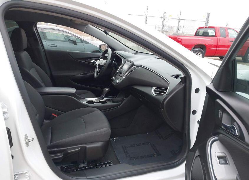 Photo 5 of 2018 Chevrolet Malibu LT (VIN 1G1ZD5ST6JF108677)