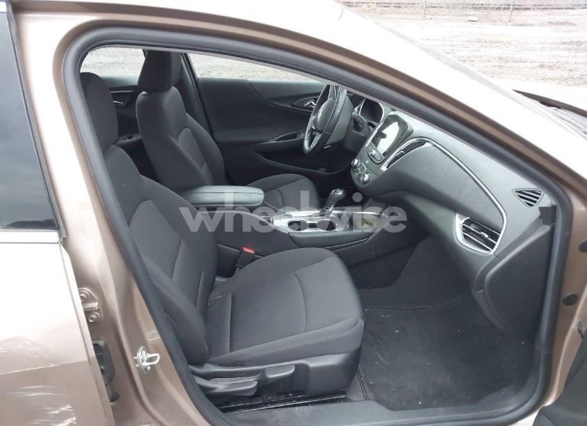 Photo 5 of 2018 Chevrolet Malibu LT (VIN 1G1ZD5ST6JF125964)