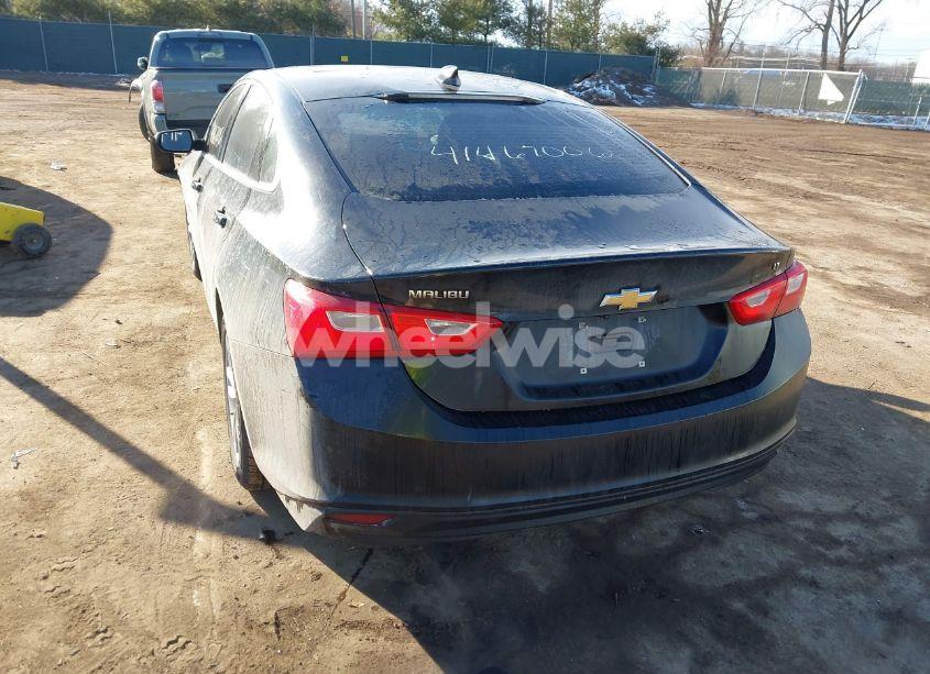 Photo 3 of 2018 Chevrolet Malibu LT (VIN 1G1ZD5ST6JF128332)