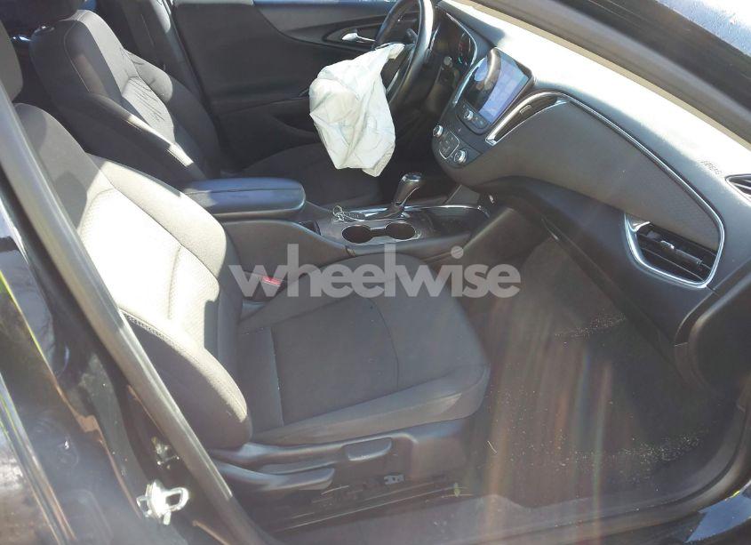 Photo 5 of 2018 Chevrolet Malibu LT (VIN 1G1ZD5ST6JF128332)