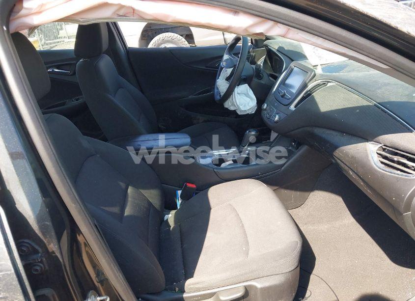 Photo 5 of 2018 Chevrolet Malibu LT (VIN 1G1ZD5ST6JF133904)