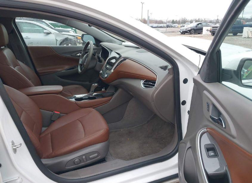 Photo 5 of 2018 Chevrolet Malibu LT (VIN 1G1ZD5ST6JF137001)