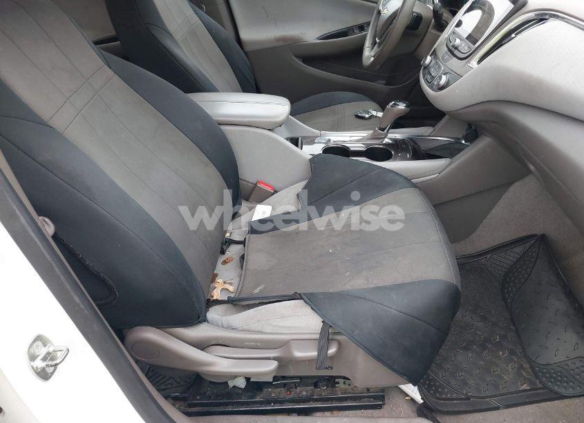 Photo 5 of 2018 Chevrolet Malibu LT (VIN 1G1ZD5ST6JF137094)