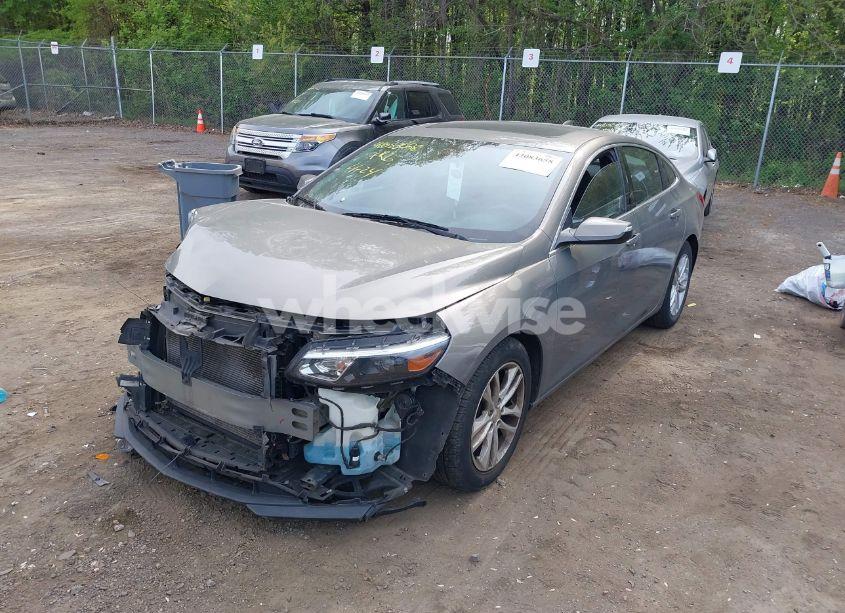 Photo 2 of 2018 Chevrolet Malibu LT (VIN 1G1ZD5ST6JF140240)
