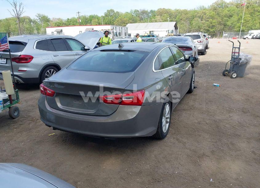 Photo 4 of 2018 Chevrolet Malibu LT (VIN 1G1ZD5ST6JF140240)