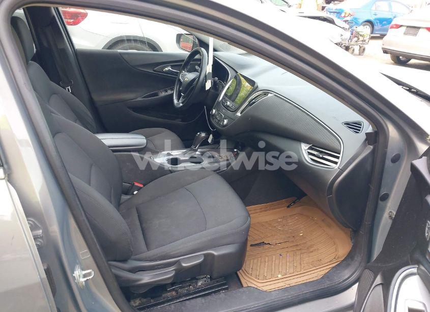 Photo 5 of 2018 Chevrolet Malibu LT (VIN 1G1ZD5ST6JF140240)