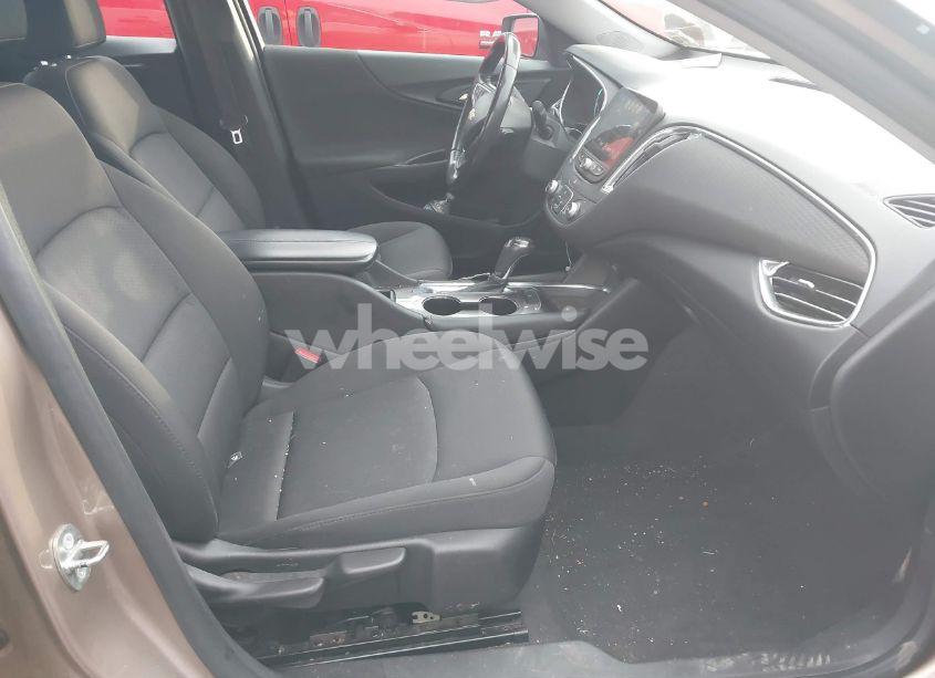 Photo 5 of 2018 Chevrolet Malibu LT (VIN 1G1ZD5ST6JF157488)