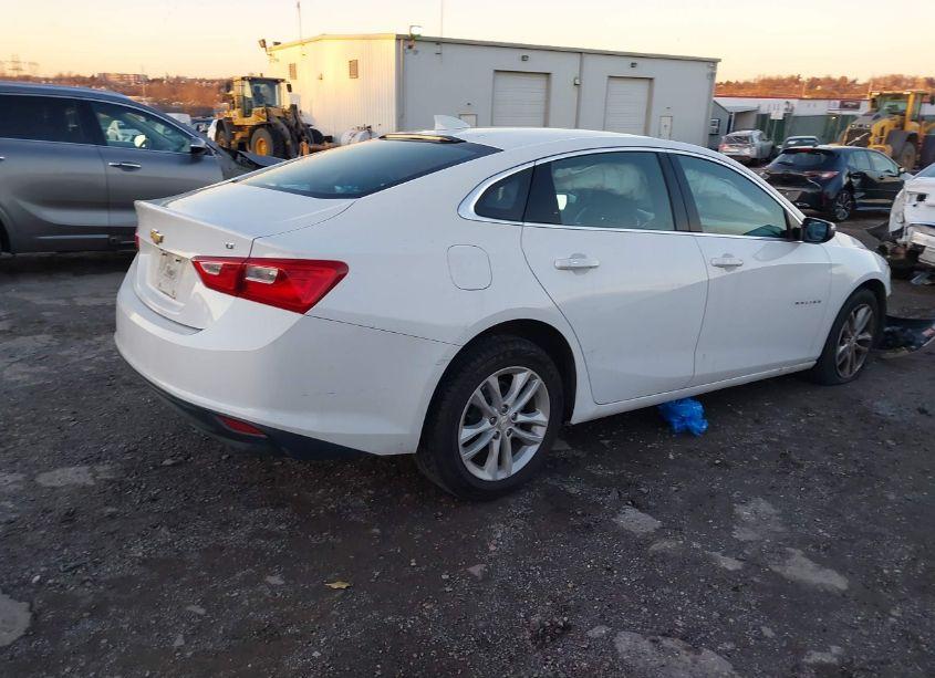 Photo 4 of 2018 Chevrolet Malibu LT (VIN 1G1ZD5ST6JF159435)