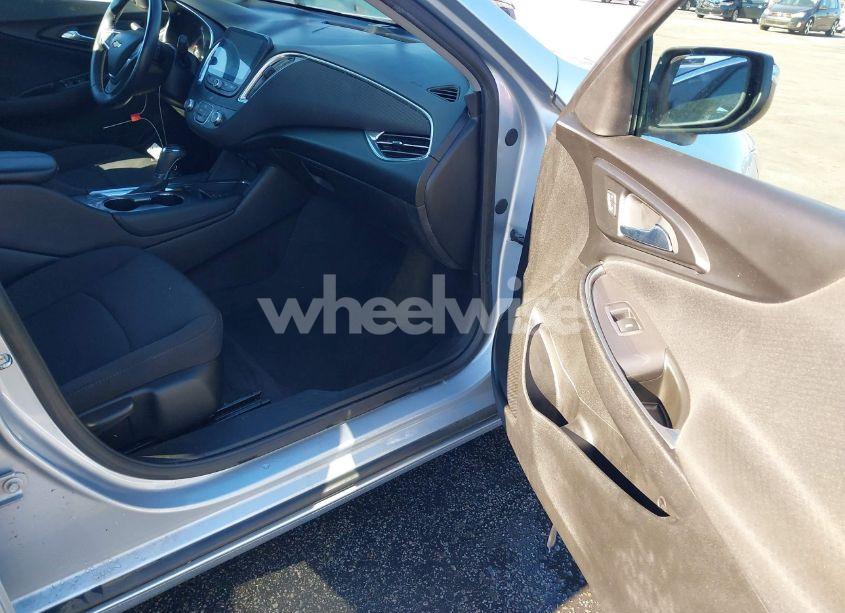 Photo 5 of 2018 Chevrolet Malibu LT (VIN 1G1ZD5ST6JF177532)