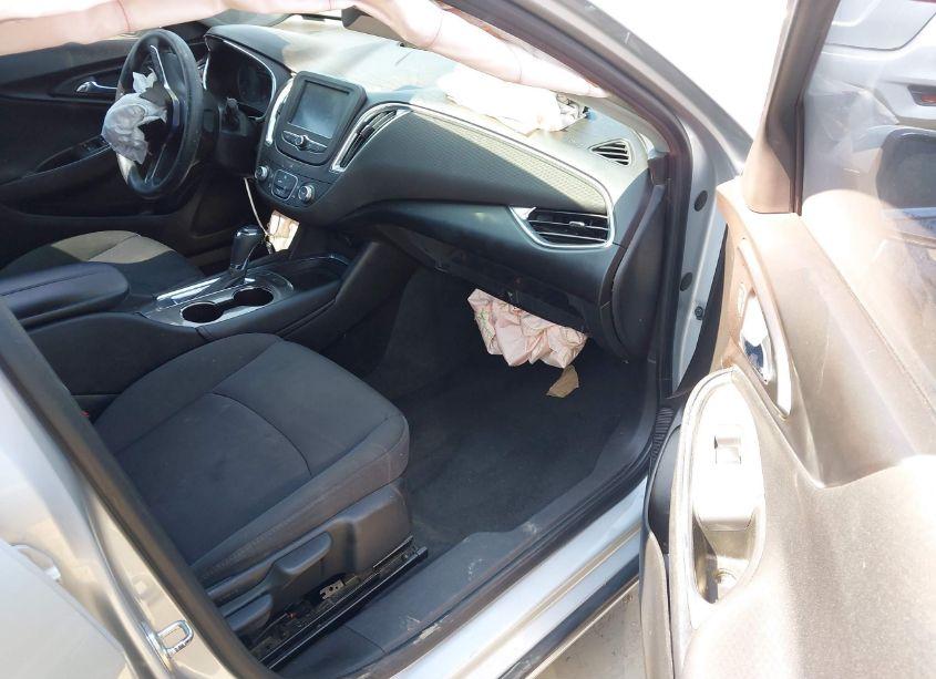 Photo 5 of 2018 Chevrolet Malibu LT (VIN 1G1ZD5ST6JF178387)