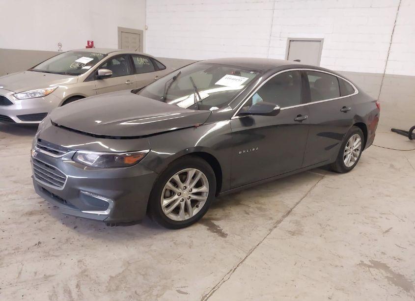 Photo 2 of 2018 Chevrolet Malibu LT (VIN 1G1ZD5ST6JF185839)