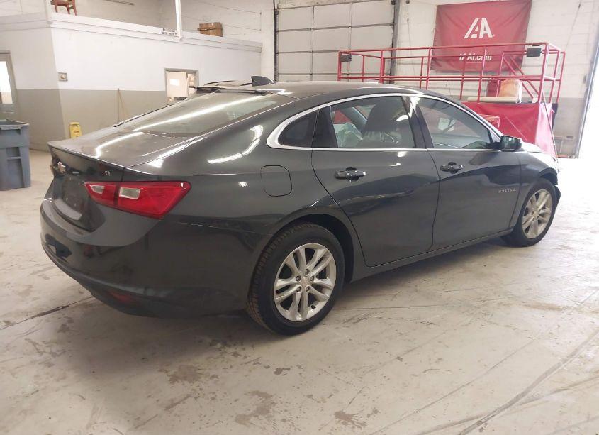 Photo 4 of 2018 Chevrolet Malibu LT (VIN 1G1ZD5ST6JF185839)