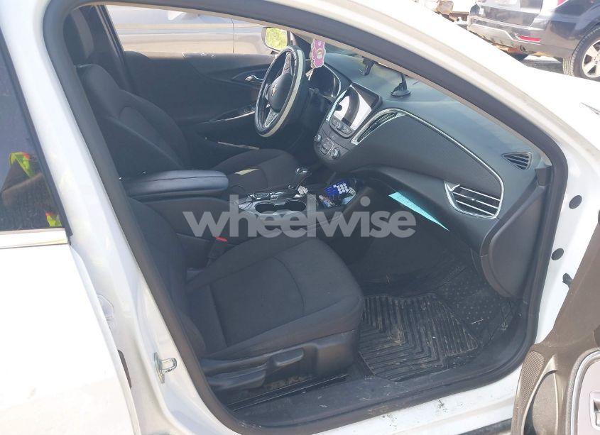 Photo 5 of 2018 Chevrolet Malibu LT (VIN 1G1ZD5ST6JF213073)