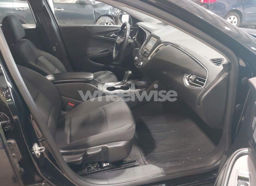 Photo 5 of 2018 Chevrolet Malibu LT (VIN 1G1ZD5ST6JF215485)