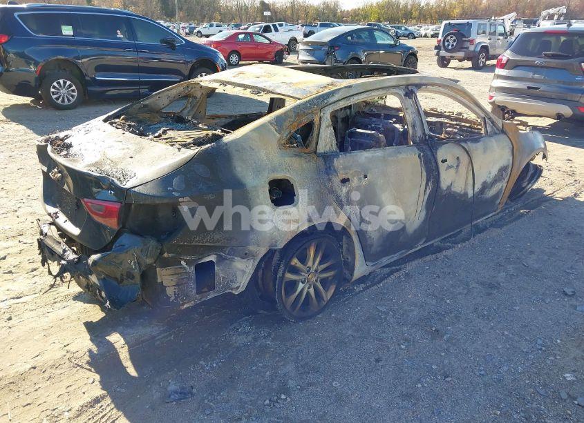Photo 4 of 2018 Chevrolet Malibu LT (VIN 1G1ZD5ST6JF236482)