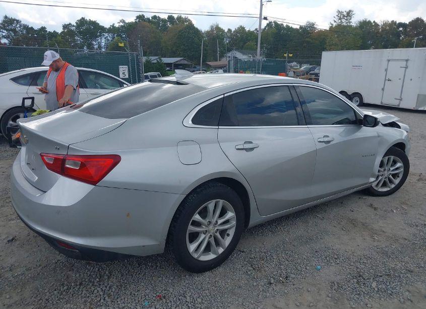 Photo 4 of 2018 Chevrolet Malibu LT (VIN 1G1ZD5ST6JF237373)