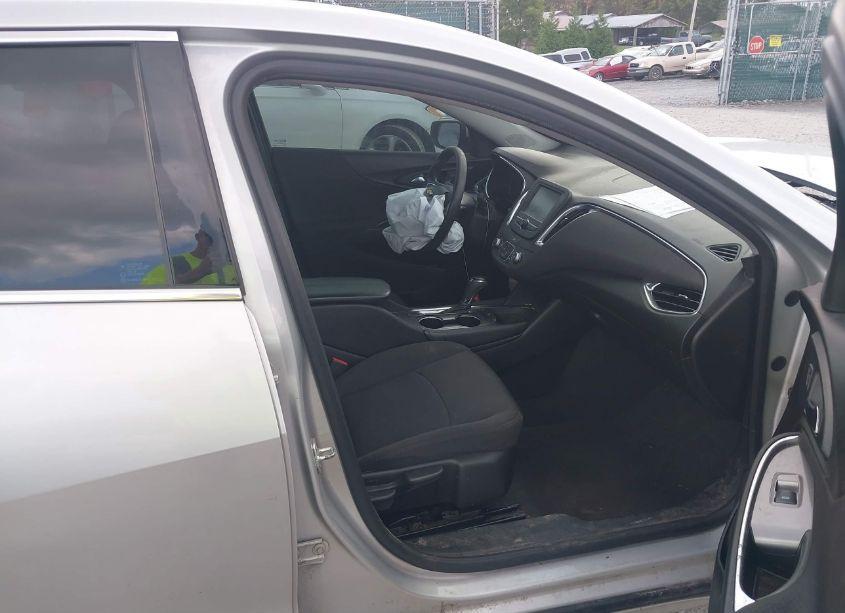 Photo 5 of 2018 Chevrolet Malibu LT (VIN 1G1ZD5ST6JF237373)