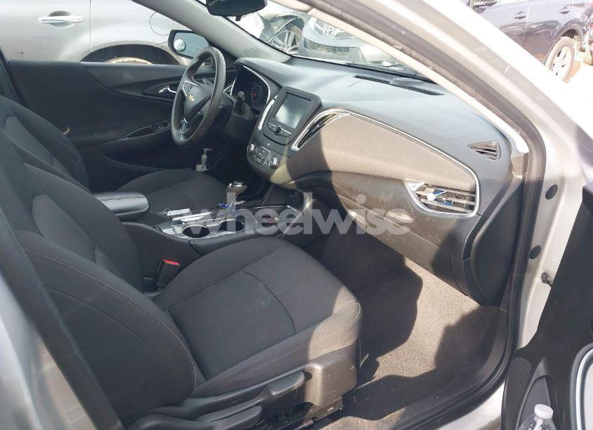 Photo 5 of 2018 Chevrolet Malibu LT (VIN 1G1ZD5ST6JF238085)