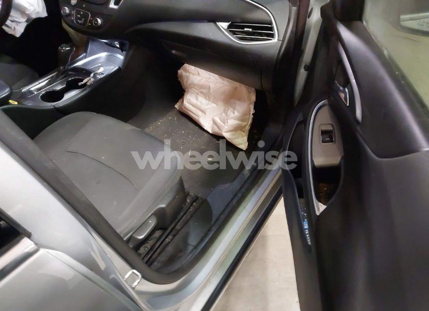 Photo 5 of 2018 Chevrolet Malibu LT (VIN 1G1ZD5ST6JF241438)