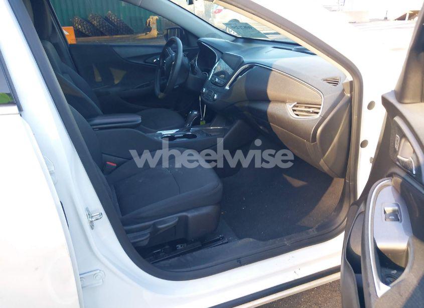 Photo 5 of 2019 Chevrolet Malibu LT (VIN 1G1ZD5ST6KF120314)