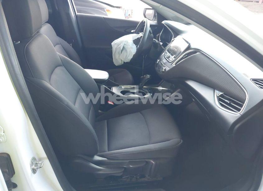 Photo 5 of 2019 Chevrolet Malibu LT (VIN 1G1ZD5ST6KF136593)