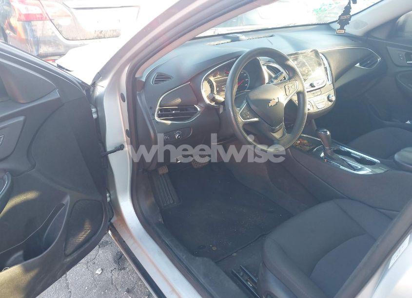 Photo 5 of 2020 Chevrolet Malibu FWD LT (VIN 1G1ZD5ST6LF007321)