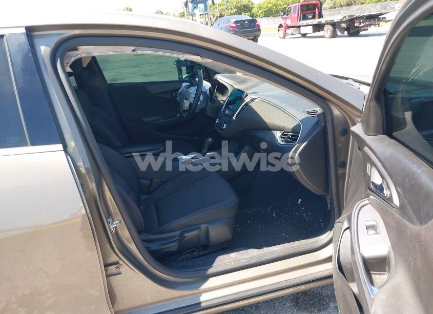 Photo 5 of 2020 Chevrolet Malibu FWD LT (VIN 1G1ZD5ST6LF027553)