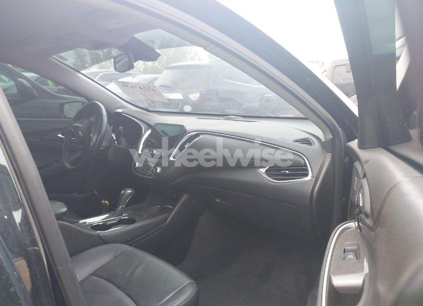 Photo 3 of 2020 Chevrolet Malibu FWD LT (VIN 1G1ZD5ST6LF149877)