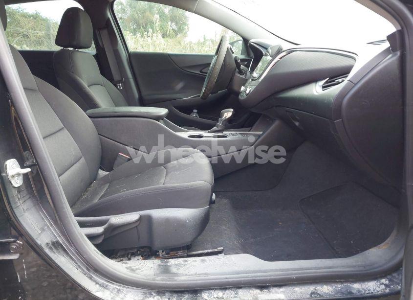 Photo 5 of 2021 Chevrolet Malibu FWD LT (VIN 1G1ZD5ST6MF056360)