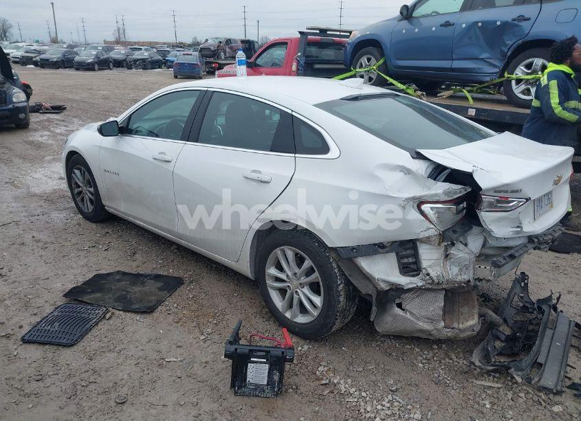 Photo 3 of 2018 Chevrolet Malibu LT (VIN 1G1ZD5ST7JF108915)