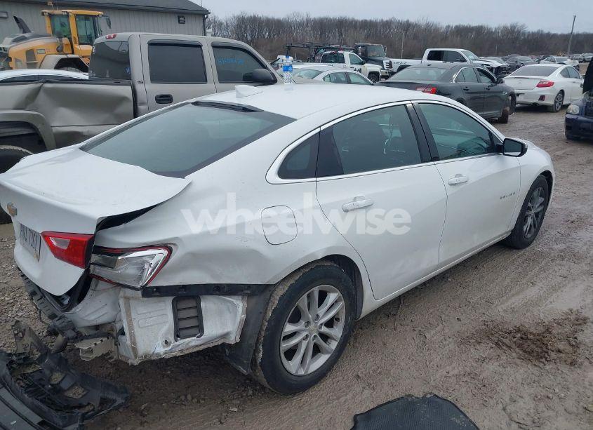 Photo 4 of 2018 Chevrolet Malibu LT (VIN 1G1ZD5ST7JF108915)