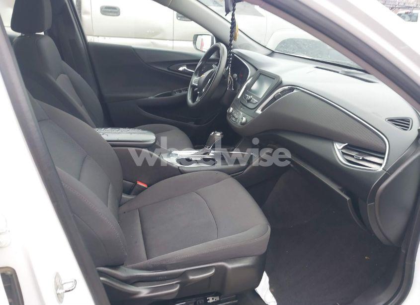 Photo 5 of 2018 Chevrolet Malibu LT (VIN 1G1ZD5ST7JF108915)