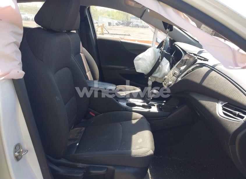 Photo 5 of 2018 Chevrolet Malibu LT (VIN 1G1ZD5ST7JF113869)