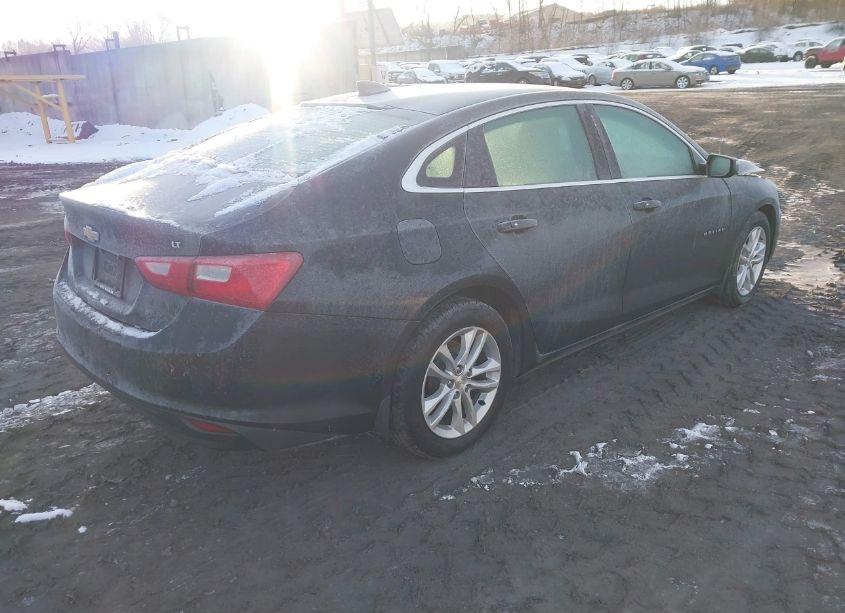 Photo 4 of 2018 Chevrolet Malibu LT (VIN 1G1ZD5ST7JF115623)