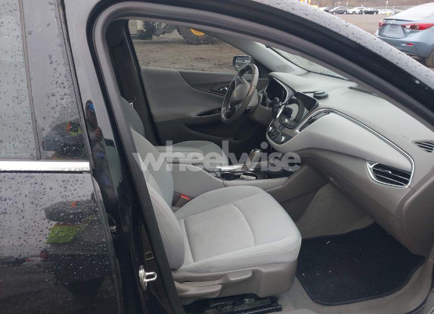 Photo 5 of 2018 Chevrolet Malibu LT (VIN 1G1ZD5ST7JF123527)