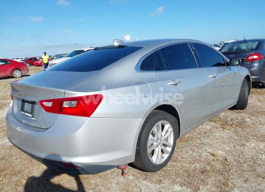 Photo 4 of 2018 Chevrolet Malibu LT (VIN 1G1ZD5ST7JF132714)