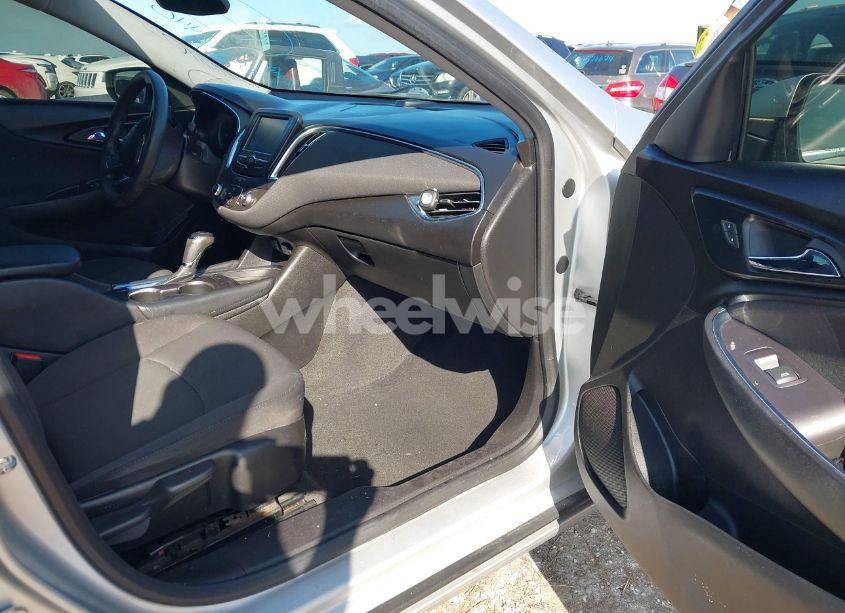 Photo 5 of 2018 Chevrolet Malibu LT (VIN 1G1ZD5ST7JF132714)