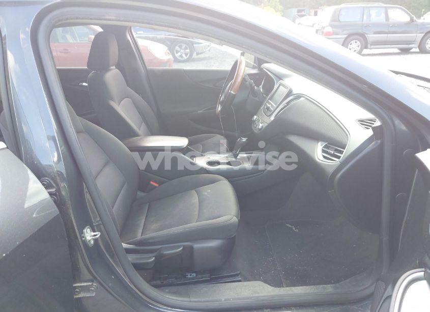 Photo 5 of 2018 Chevrolet Malibu LT (VIN 1G1ZD5ST7JF135760)