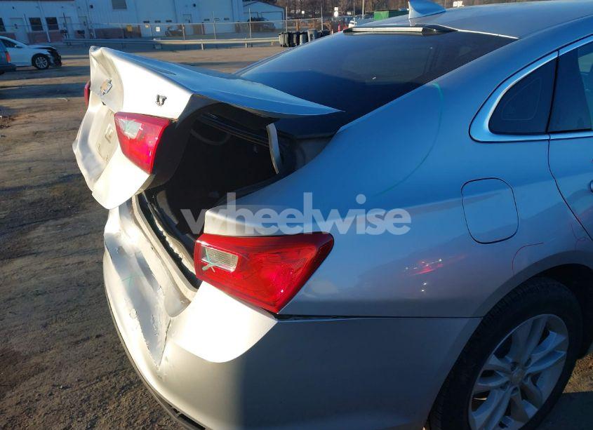 Photo 18 of 2018 Chevrolet Malibu LT (VIN 1G1ZD5ST7JF140909)