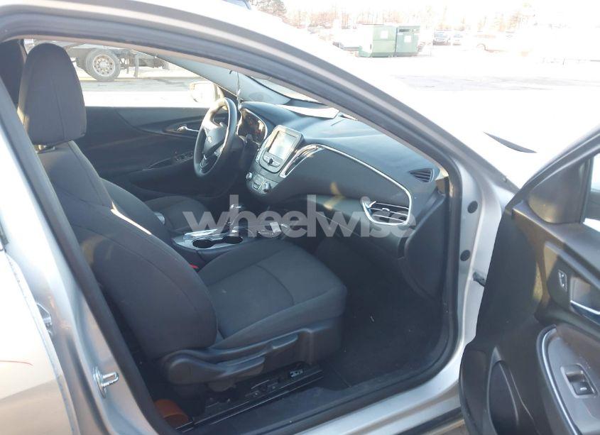 Photo 5 of 2018 Chevrolet Malibu LT (VIN 1G1ZD5ST7JF140909)