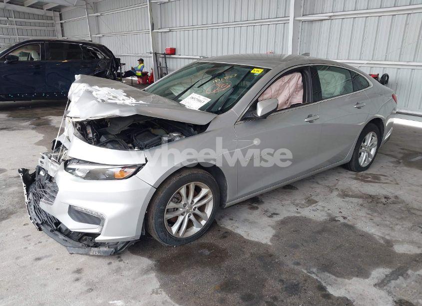 Photo 2 of 2018 Chevrolet Malibu LT (VIN 1G1ZD5ST7JF142837)