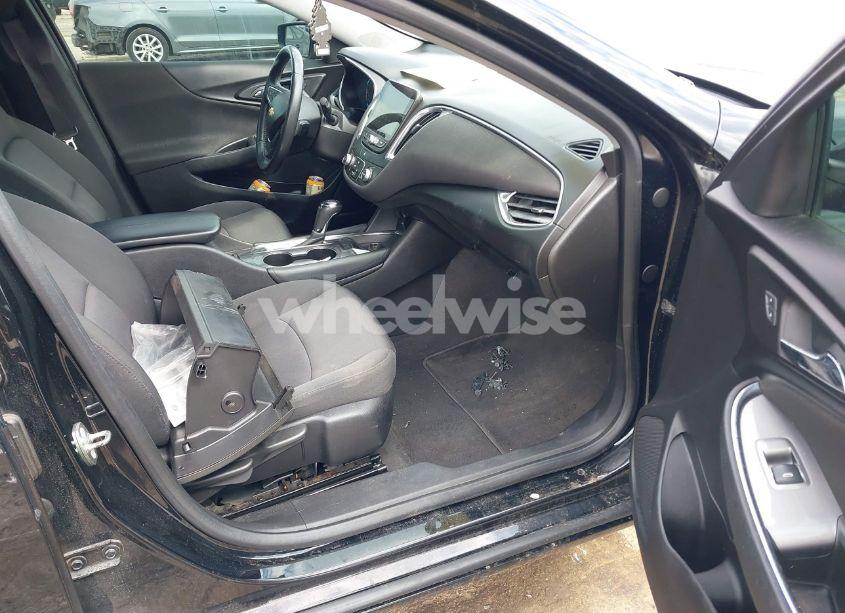 Photo 5 of 2018 Chevrolet Malibu LT (VIN 1G1ZD5ST7JF146788)